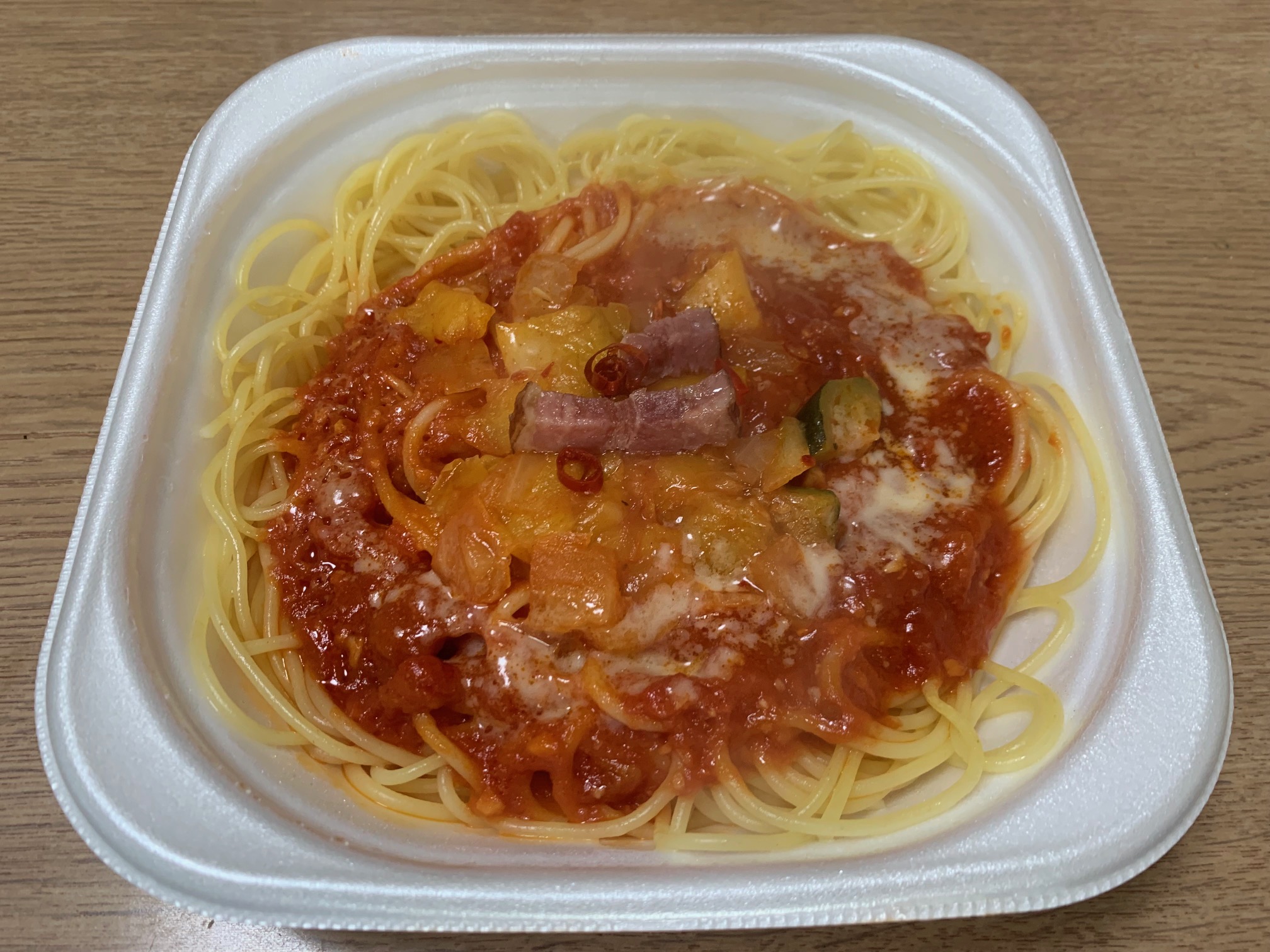 グリル野菜とベーコンのピリ辛トマトパスタ＆たんぱく質が摂れるサムゲタンスープ【セブンお弁当感想】